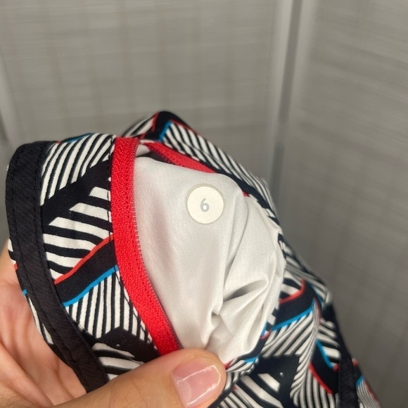 Lululemon Seawheeze 2014 Tracker Shorts II Size 6 Black White Red Athletic - Picture 7 of 7